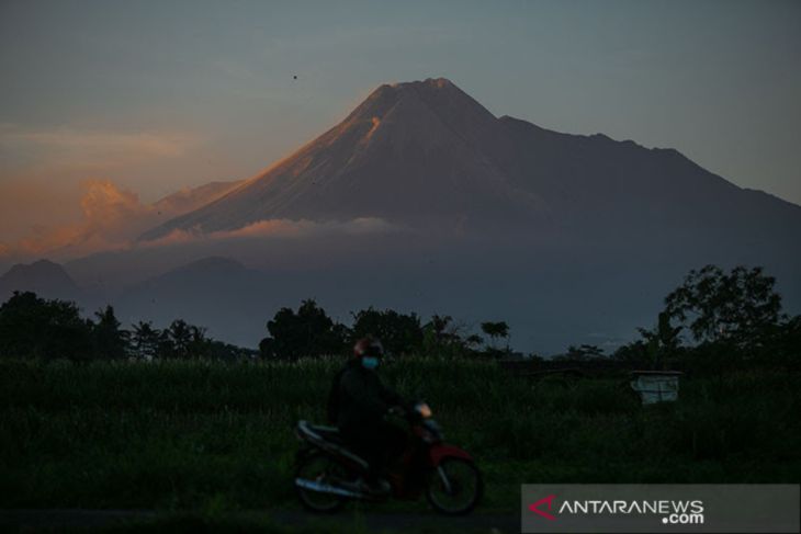 Gunung Merapi  mengalami 108 kali gempa guguran