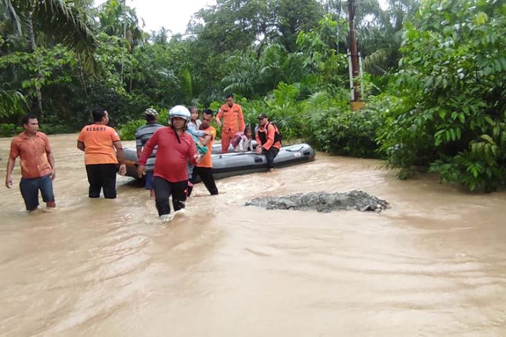 Tim SAR evakuasi warga terdampak banjir di Aceh Tamiang