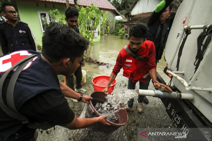 Bantuan air bersih bagi warga korban banjir