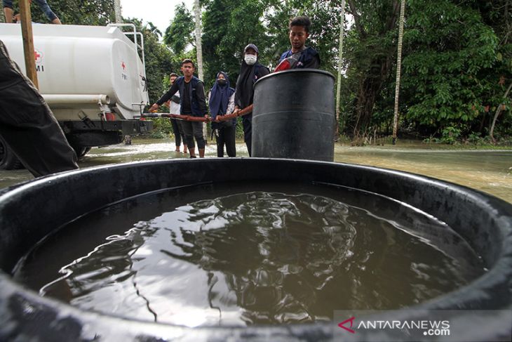 Bantuan air bersih bagi warga korban banjir