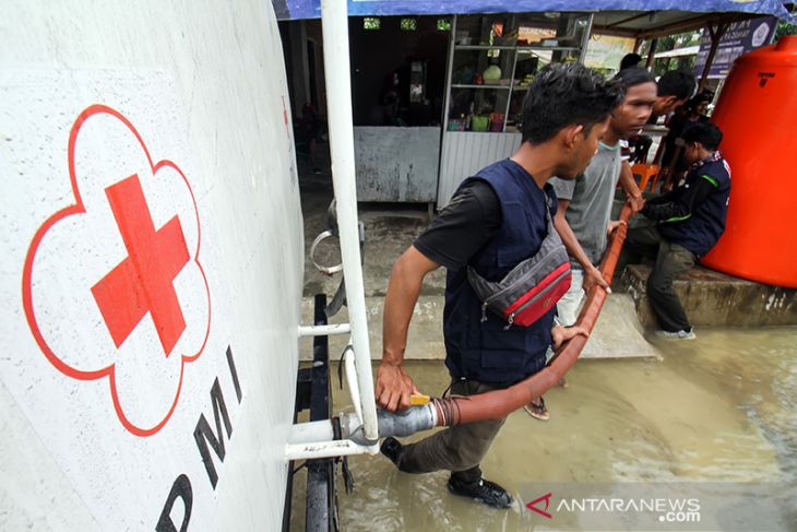 Bantuan air bersih bagi warga korban banjir