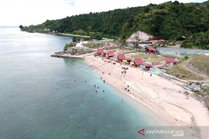 Pantai Tilalohe yang eksotik