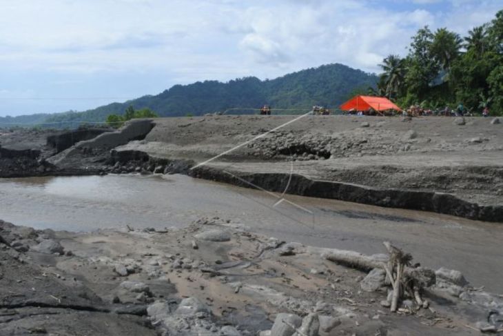 Kegiatan belajar di tenda darurat