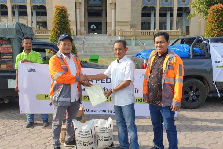 Pabrik Semen SBA serahkan bantuan pangan untuk korban banjir Aceh