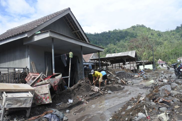 UI Peduli berikan bantuan warga terdampak peningkatan aktivitas Gunung Semeru