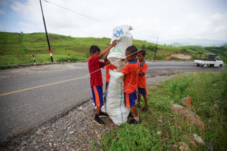 Membersihkan Sampah di Jalan