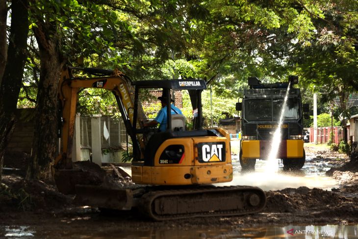 Pembersihan Material Banjir Bandang Jember