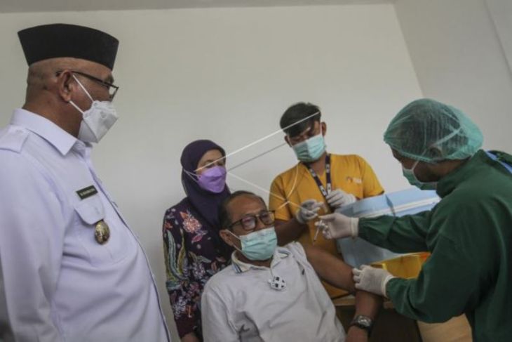Vaksinasi booster untuk lansia di Depok