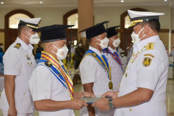 Kasal mewisuda 113 perwira dan bintara lulusan STTAL.