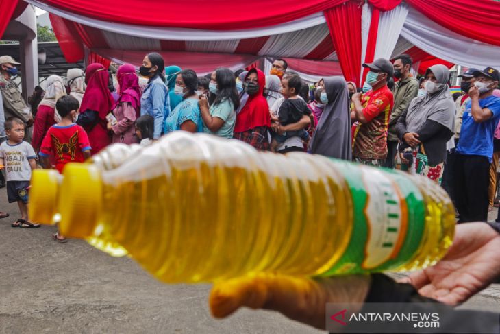 Pasar murah minyak goreng di Karawang 