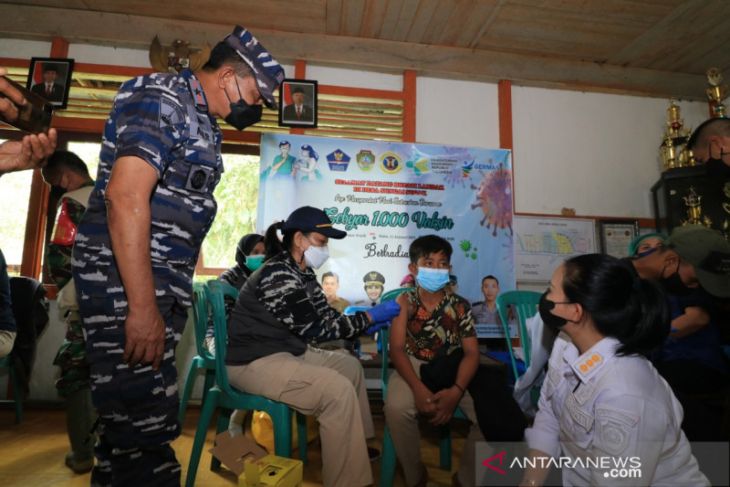 Pemkab Landak bersama TNI AL gelar vaksinasi menggunakan transportasi air