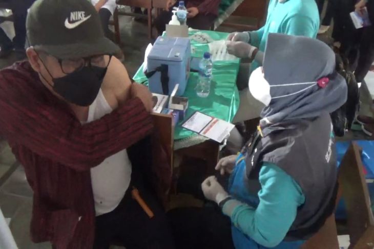 Ratusan guru di Trenggalek ikuti vaksinasi booster jelang PTM penuh