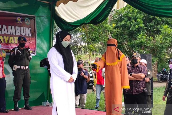 Mantan pejabat Pemkab Aceh Timur dihukum cambuk