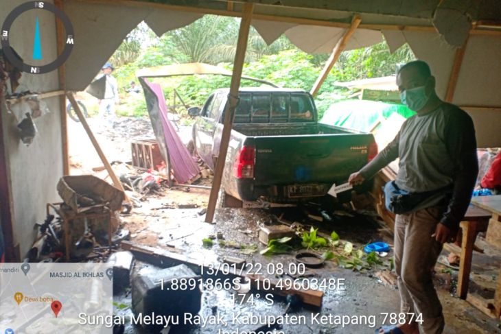 Mobil Toyota Hilux terobos bengkel warga Tumbang Titi