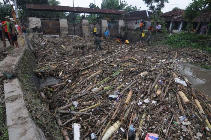 Pembersihan sampah di Bendungan Soka