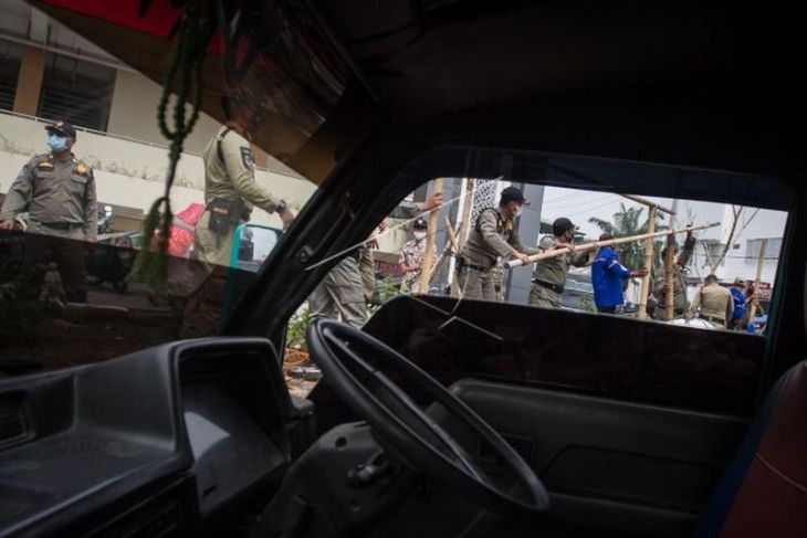 Pembongkaran lapak pedagang pasar darurat