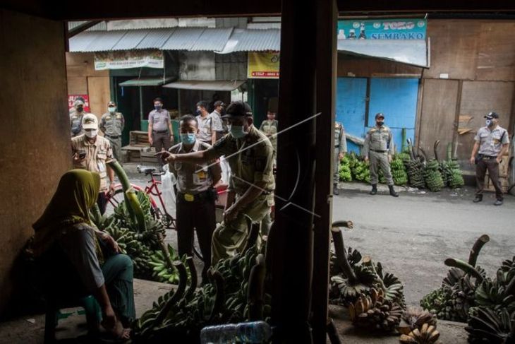 Pembongkaran lapak pedagang pasar darurat