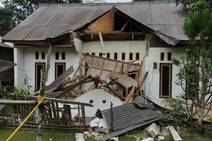 Kepala BNPB tinjau lokasi terdampak gempa bumi di Pandeglang  Banten