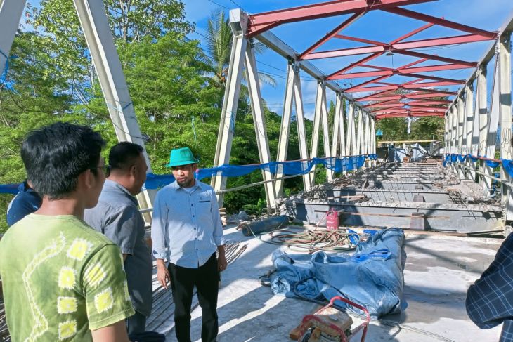 Jembatan Paringin masih belum rampung karena upah pekerja menunggak