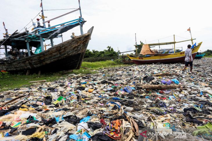 Sampah menumpuk di pantai 