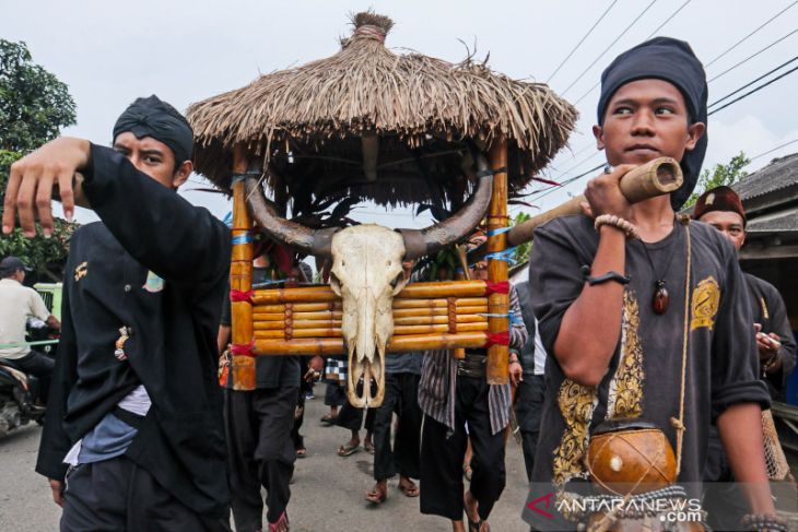 Tradisi Ngaruat Bumi di Karawang