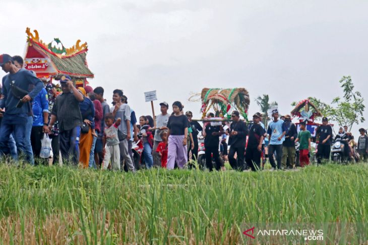 Tradisi Ngaruat Bumi di Karawang