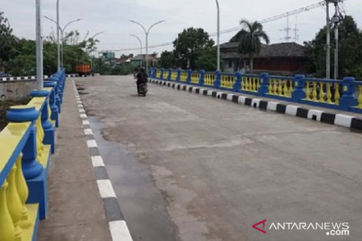 Baru dua pekan diresmikan,  jembatan di Karawang  ambles