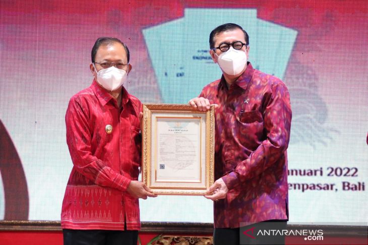 Gubernur Bali terima sertifikat KI dari Menkumham