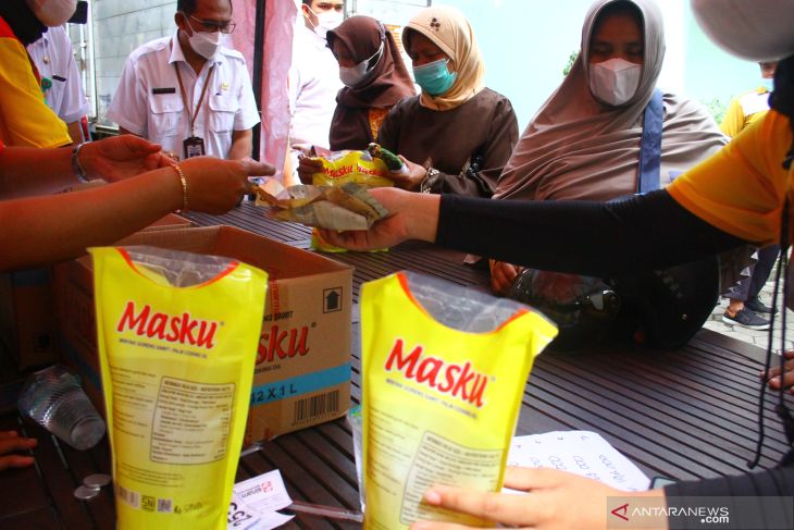 Operasi Pasar Minyak Goreng di Malang