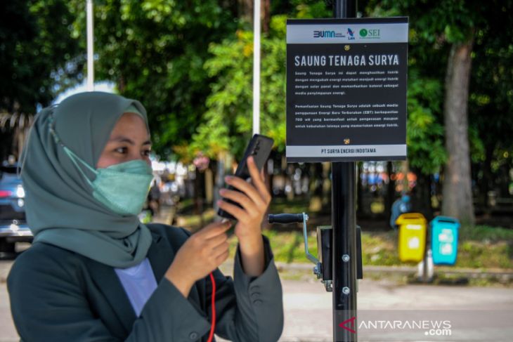 Saung panel surya di Bandung 