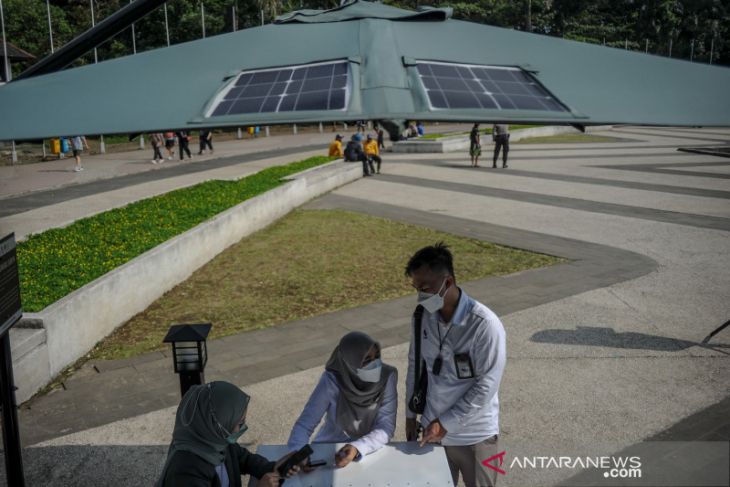 Saung panel surya di Bandung 