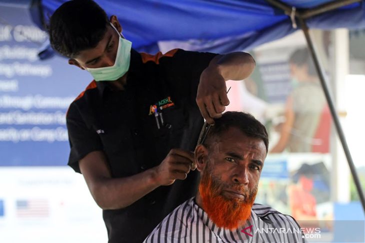 Potong rambut pengungsi etnis Rohingya