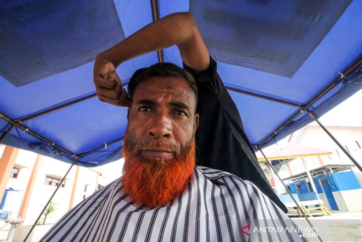 Potong rambut pengungsi etnis Rohingya