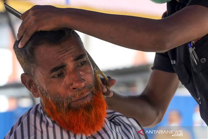 Potong rambut pengungsi etnis Rohingya