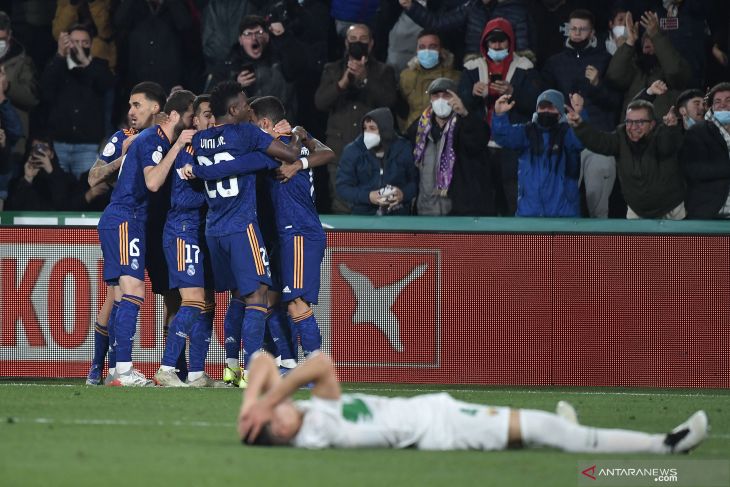 Sepuluh pemain Real Madrid menang 2-1 atas Elche