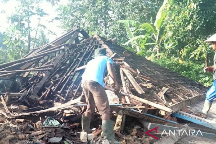 Sekeluarga mengungsi akibat rumah roboh terdampak gempa Sukabumi