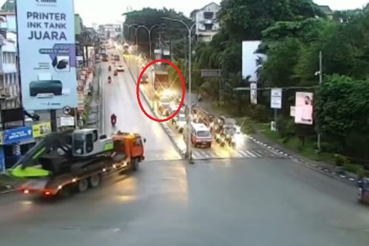 Diduga rem blong, truk tronton tabrak sejumlah kendaraan di lampu merah