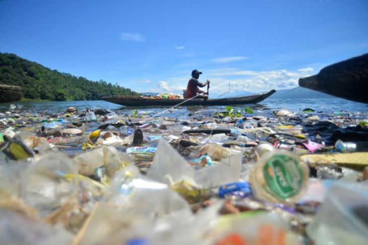 Sampah di Danau Singkarak