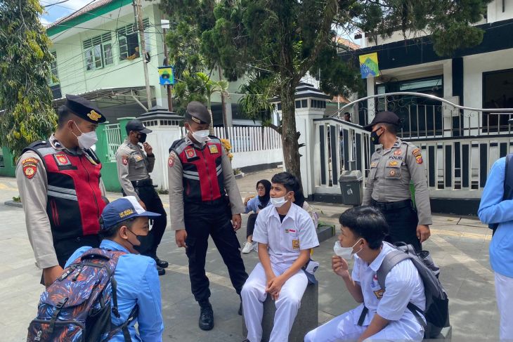 Cegah tawuran, polisi bubarkan kerumunan pelajar di Sukabumi
