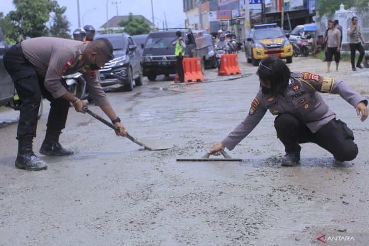 Polisi tambal jalan berlubang di Kupang cegah kecelakaan lalu lintas