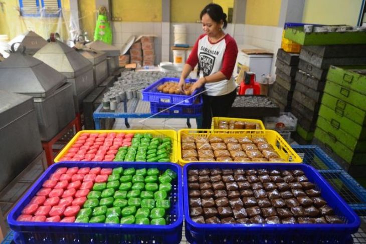 Produksi kue keranjang