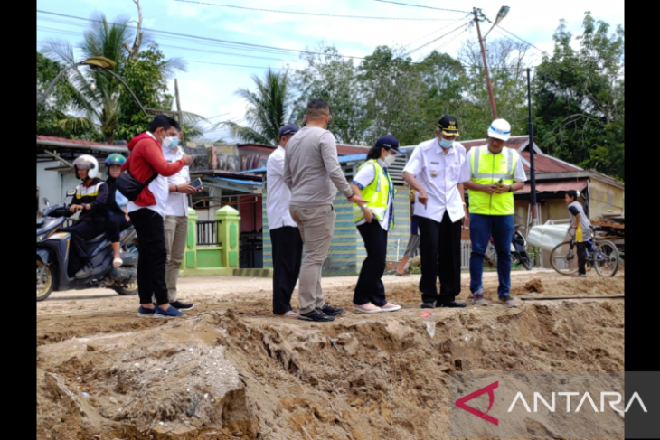 Bupati Sintang dan Direktur Perumdam Tirta Senentang Tinjau Lokasi Longsor Geobag