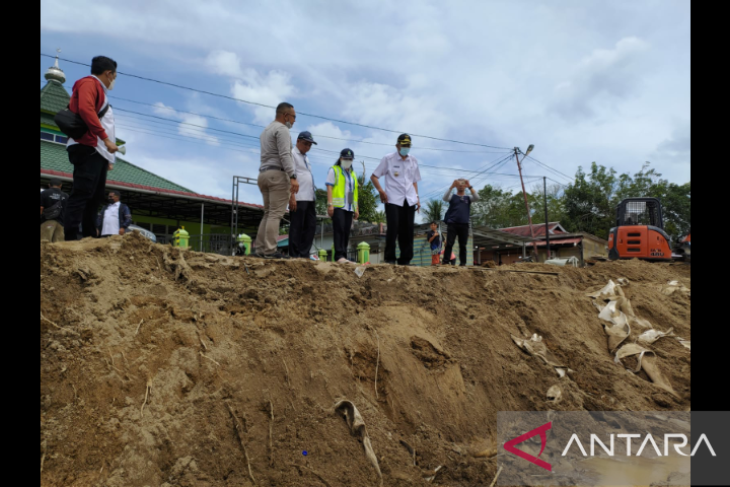 Bupati Sintang dan Direktur Perumdam Tirta Senentang Tinjau Lokasi Longsor Geobag