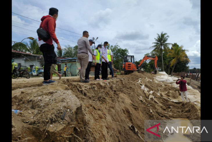 Bupati Sintang dan Direktur Perumdam Tirta Senentang Tinjau Lokasi Longsor Geobag