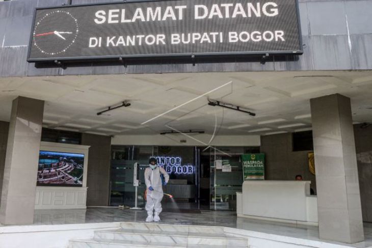 Penyemprotan disinfektan di kantor Pemkab Bogor