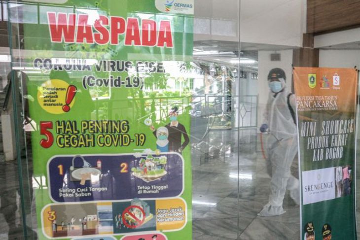 Penyemprotan disinfektan di kantor Pemkab Bogor