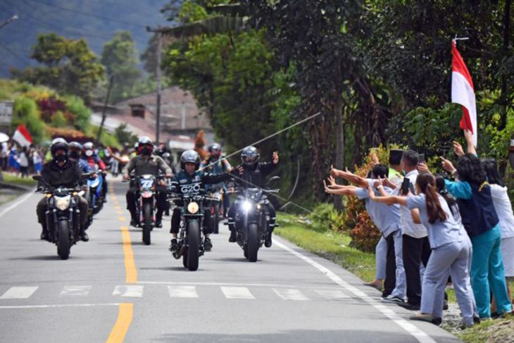 Presiden Jokowi Naik Motor Dari Sibisa Ke Parapat