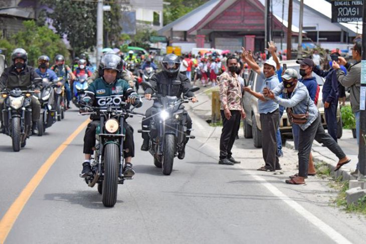 Presiden Jokowi Naik Motor Dari Sibisa Ke Parapat