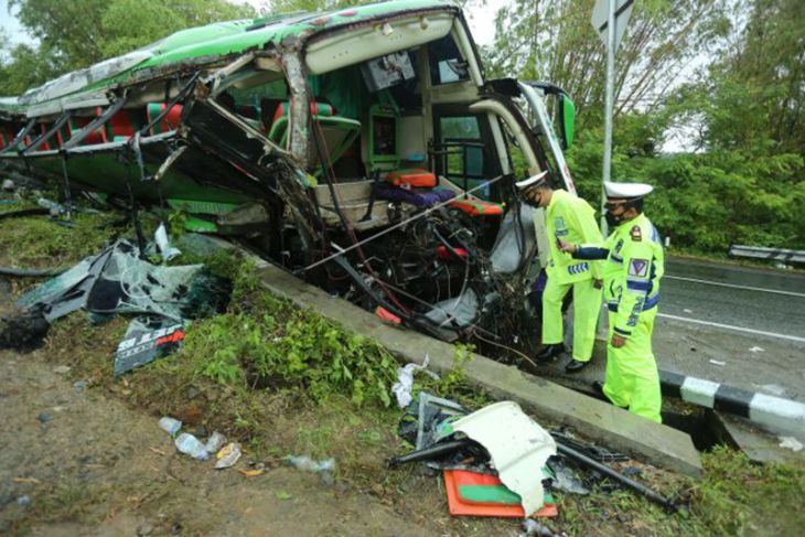 Kecelakaan Bus, 13 Orang Tewas