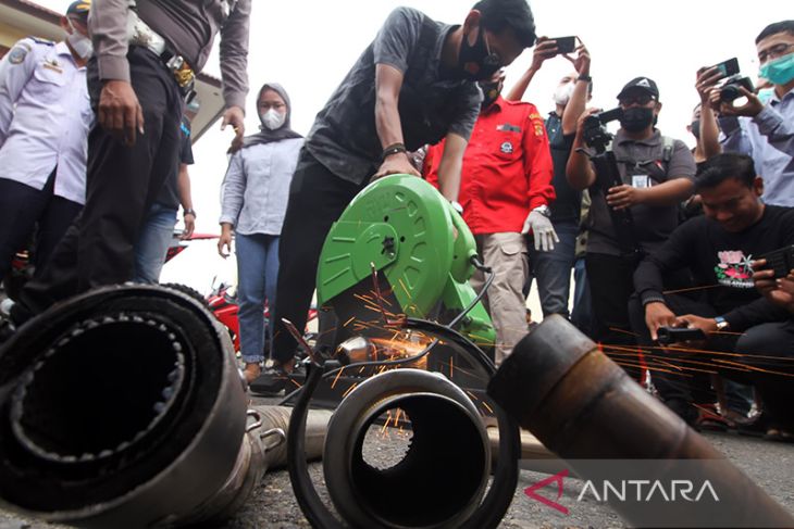 Penindakan pelanggar knalpot brong